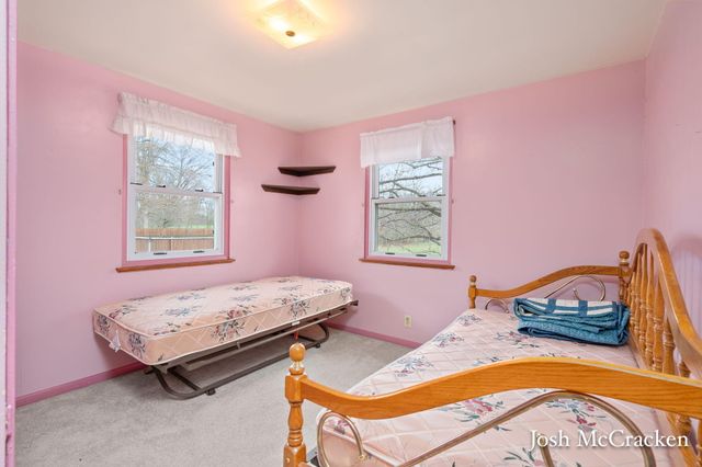 846 Lincoln Lake Avenue SE, Lowell, MI 49331