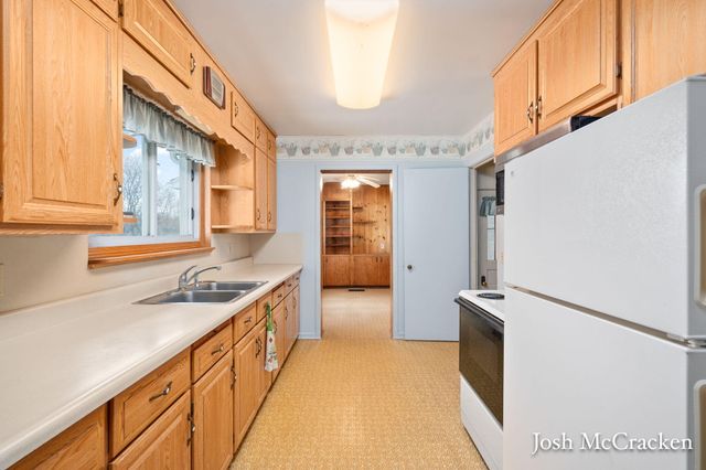 846 Lincoln Lake Avenue SE, Lowell, MI 49331