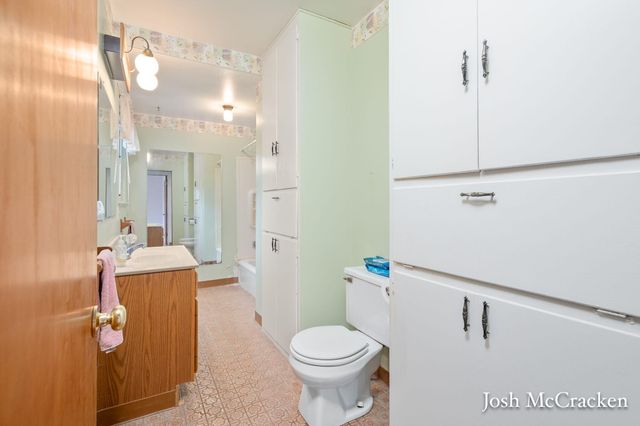 846 Lincoln Lake Avenue SE, Lowell, MI 49331