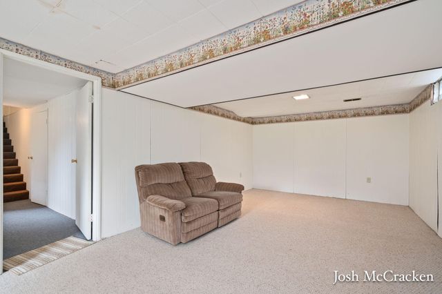 846 Lincoln Lake Avenue SE, Lowell, MI 49331