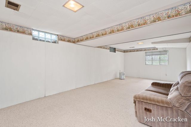 846 Lincoln Lake Avenue SE, Lowell, MI 49331