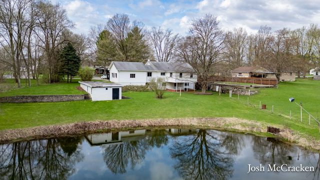 846 Lincoln Lake Avenue SE, Lowell, MI 49331
