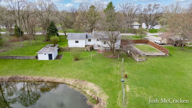 846 Lincoln Lake Avenue SE, Lowell, MI 49331