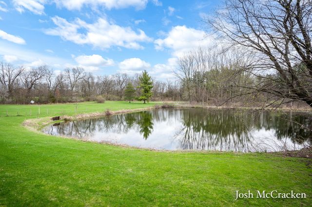 846 Lincoln Lake Avenue SE, Lowell, MI 49331