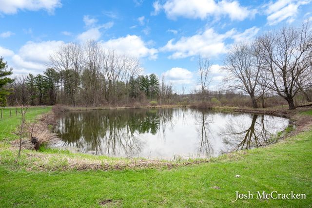 846 Lincoln Lake Avenue SE, Lowell, MI 49331