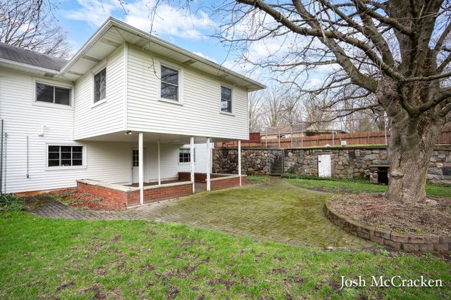 846 Lincoln Lake Avenue SE, Lowell, MI 49331