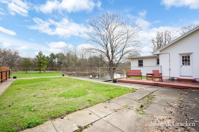 846 Lincoln Lake Avenue SE, Lowell, MI 49331
