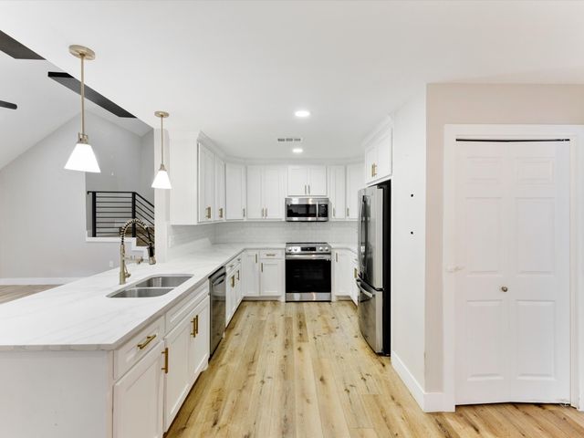 2911 Creekside Court, Carrollton, TX 75007