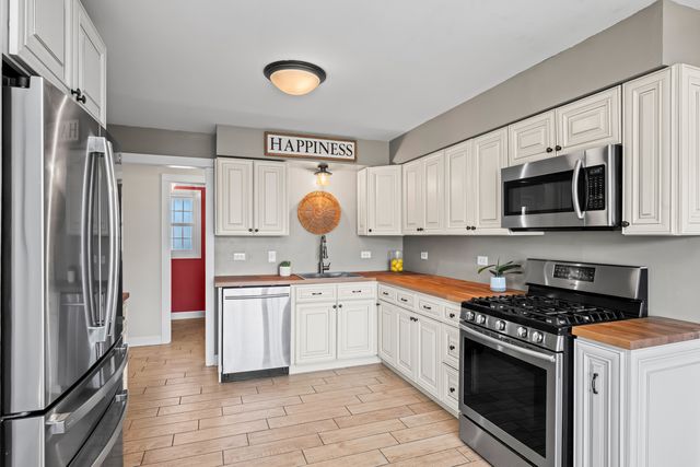 1320 N Douglas Avenue, Arlington Heights, IL 60004