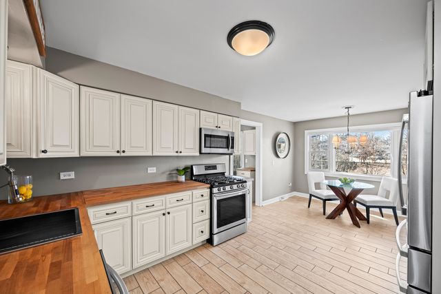 1320 N Douglas Avenue, Arlington Heights, IL 60004