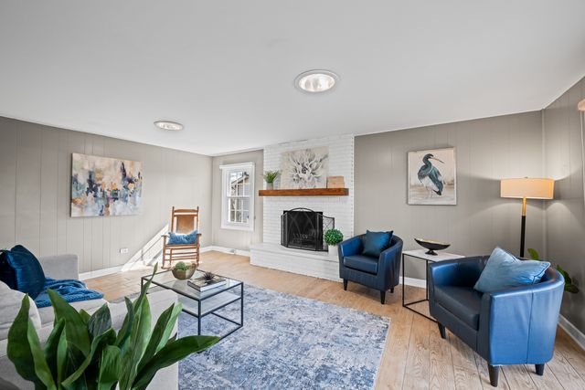 1320 N Douglas Avenue, Arlington Heights, IL 60004