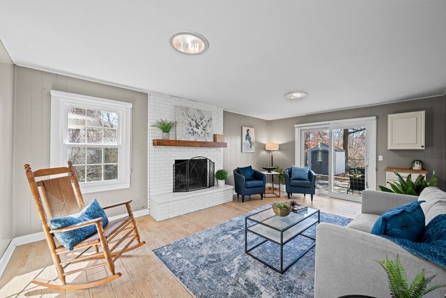 1320 N Douglas Avenue, Arlington Heights, IL 60004