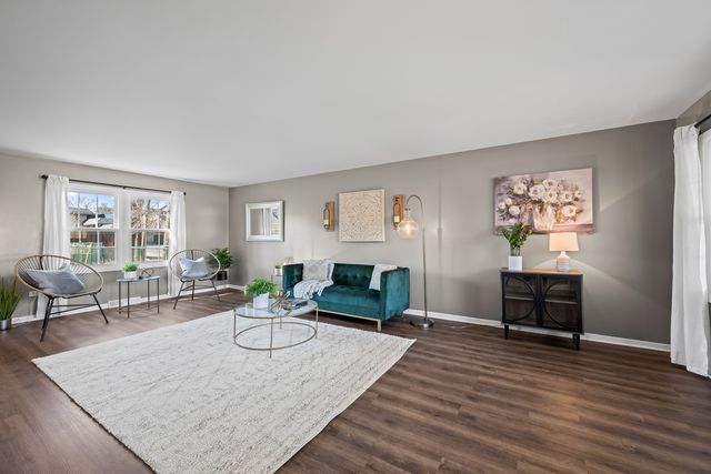 1320 N Douglas Avenue, Arlington Heights, IL 60004