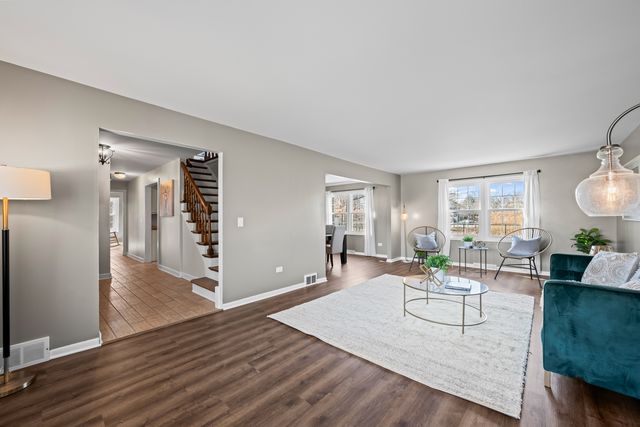 1320 N Douglas Avenue, Arlington Heights, IL 60004