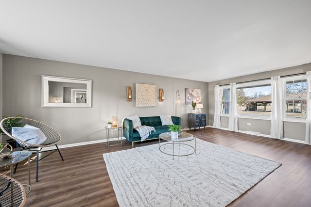 1320 N Douglas Avenue, Arlington Heights, IL 60004