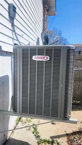 12807 Sunrise East Court, Florissant, MO 63033