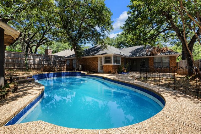 2111 Turf Club Drive, Arlington, TX 76017