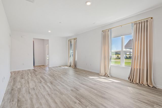 56 Silverthorn Street, Freeport, FL 32439