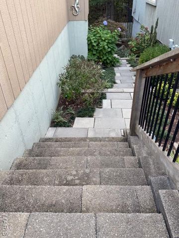 949 Barcroft Woods Court, Manchester, MO 63021