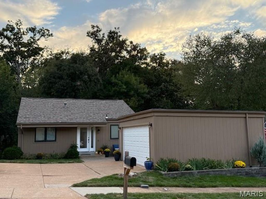 949 Barcroft Woods Court, Manchester, MO 63021