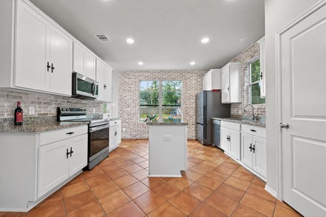 804 Pearl River Drive, Conroe, TX 77316