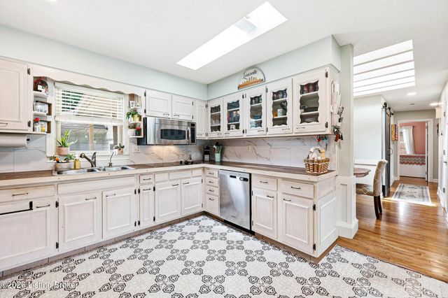 6314 Moorhaven Dr, Louisville, KY 40228