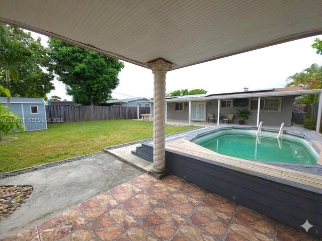 8420 NW 10th St, Pembroke Pines, FL 33024