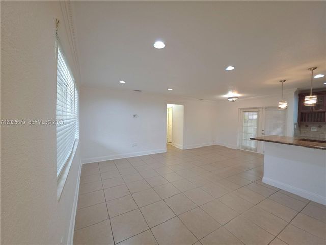 8420 NW 10th St, Pembroke Pines, FL 33024