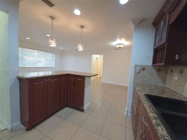 8420 NW 10th St, Pembroke Pines, FL 33024