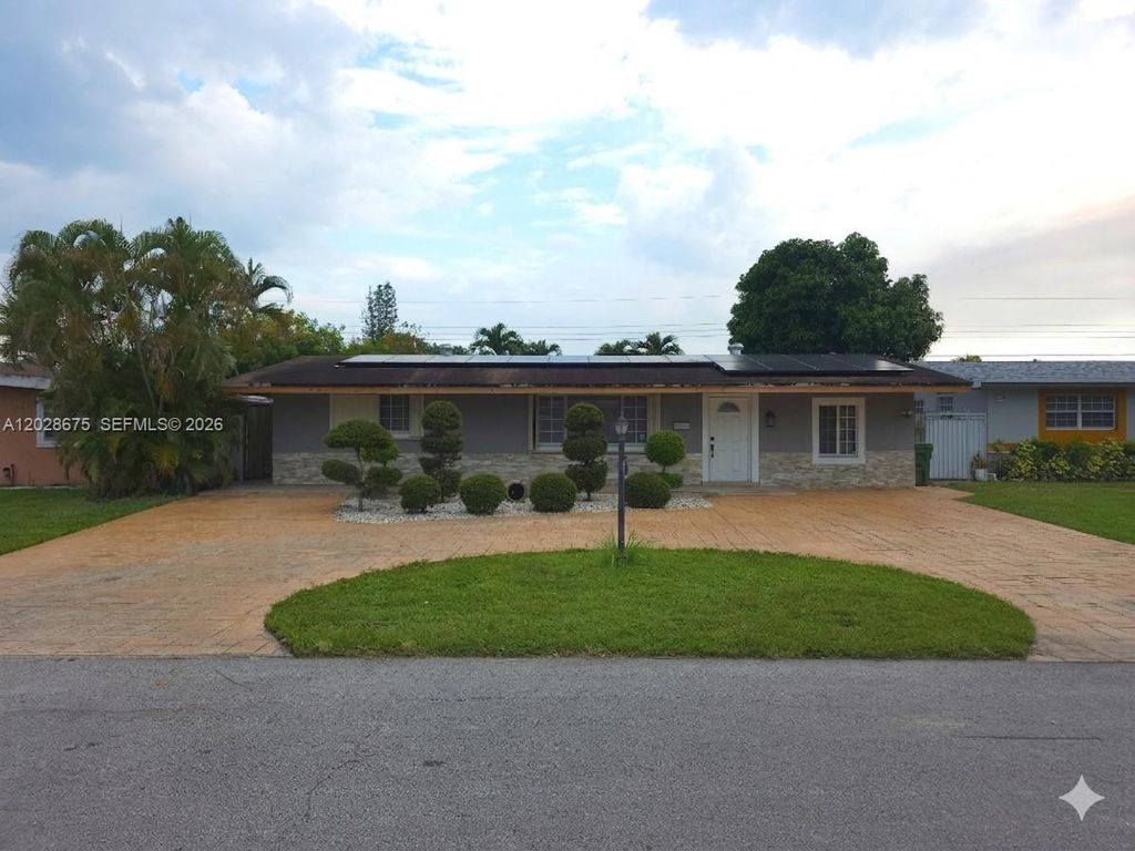 8420 NW 10th St, Pembroke Pines, FL 33024