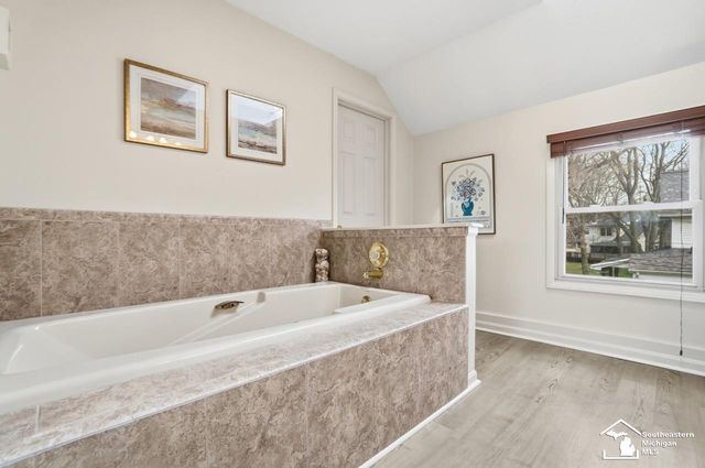 924 Hawthorne Street, Temperance, MI 48182