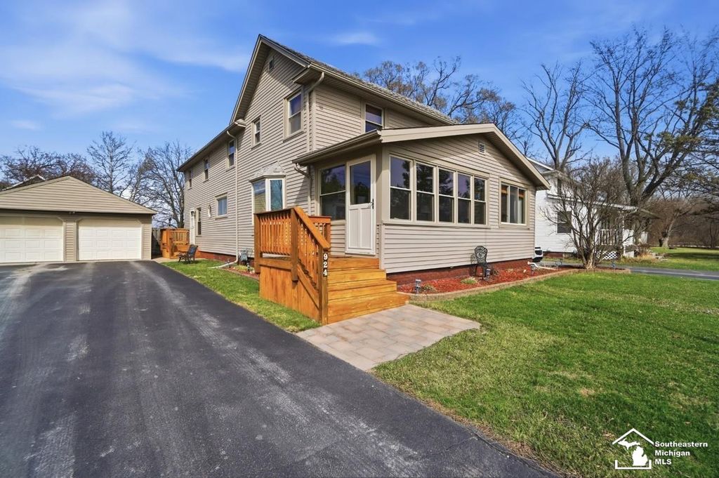 924 Hawthorne Street, Temperance, MI 48182
