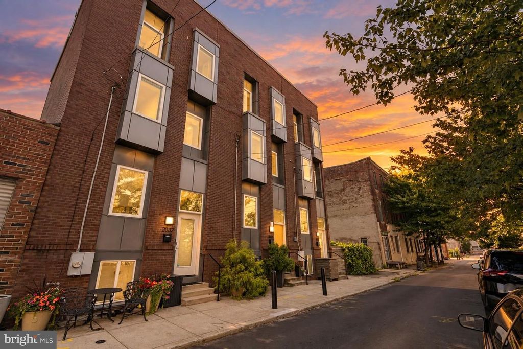 2030 E ARIZONA ST, PHILADELPHIA, PA 19125 — exterior