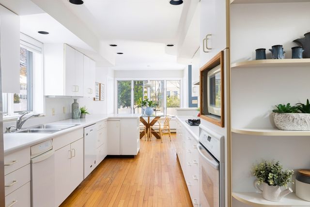 158 E Side Pkwy, Newton, MA 02458