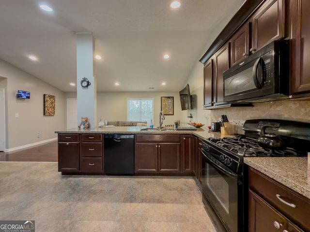 580 Pineland Circle SW, Mableton, GA 30126