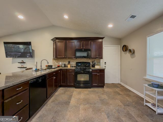 580 Pineland Circle SW, Mableton, GA 30126