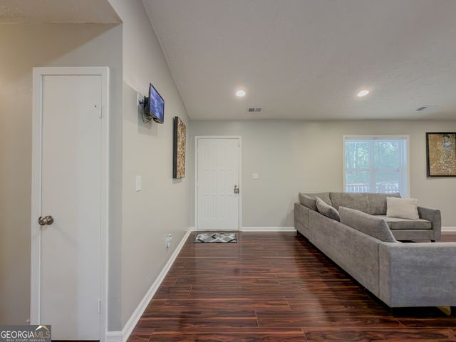580 Pineland Circle SW, Mableton, GA 30126