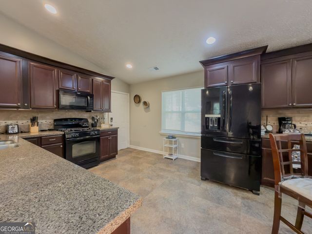 580 Pineland Circle SW, Mableton, GA 30126