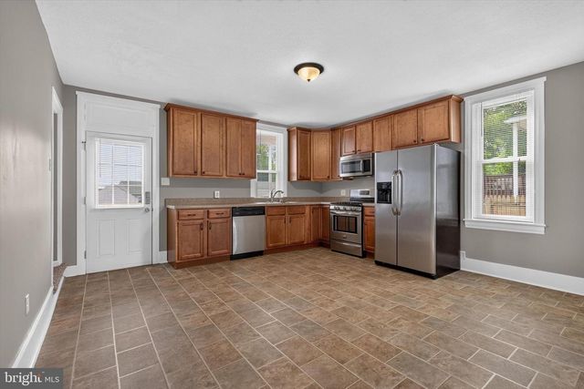 2463 S QUEEN ST, York, PA 17402
