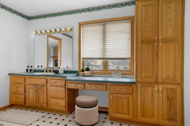 1075 Lauderdale N, Onalaska, WI 54650