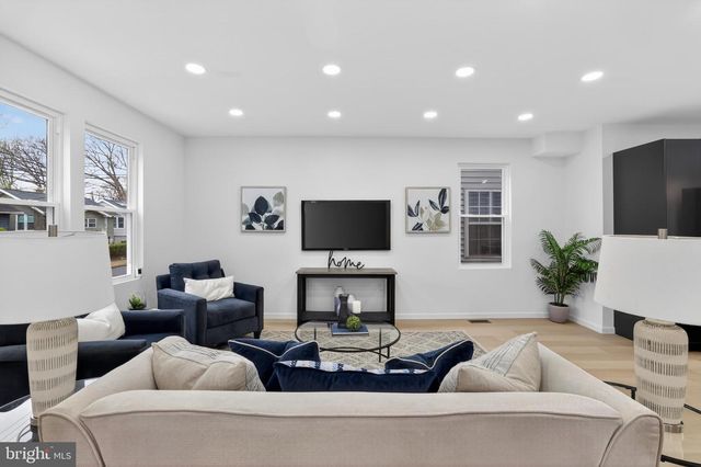 2932 YOST PL NE, Washington, DC 20018