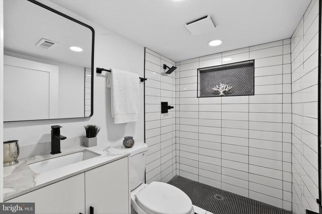 2932 YOST PL NE, Washington, DC 20018