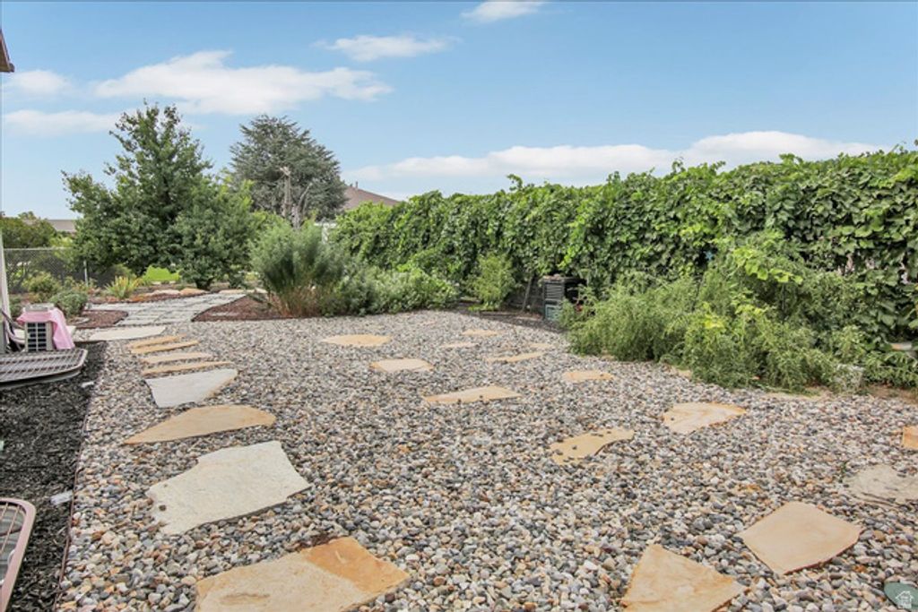 Image 29 of property listing at 724 W MAPLE DRIFT LN, Draper, UT 84020