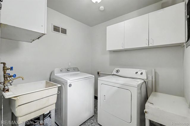 24114 Pennie Street, Dearborn Heights, MI 48125