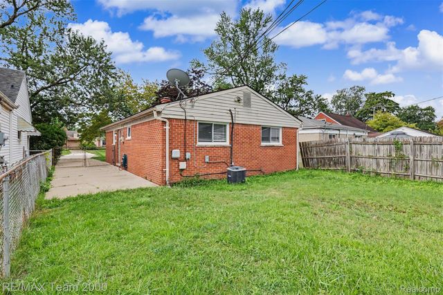 24114 Pennie Street, Dearborn Heights, MI 48125
