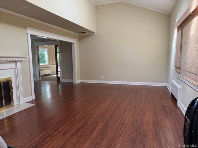 60 Oaktree Lane, Manhasset, NY 11030