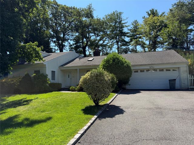 60 Oaktree Lane, Manhasset, NY 11030