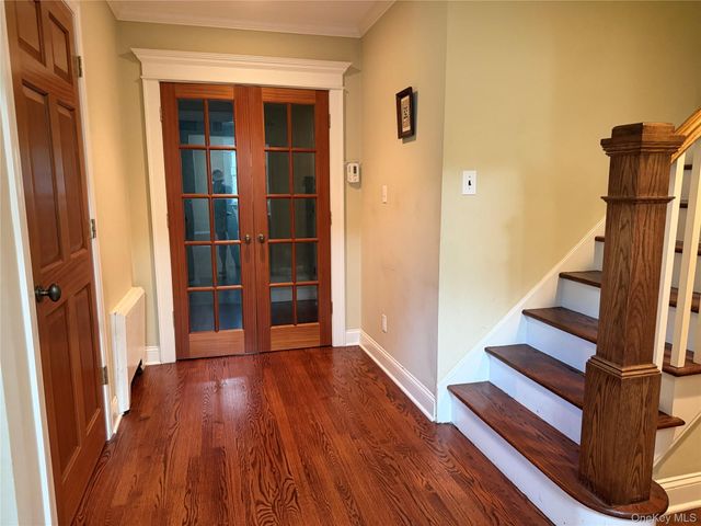 60 Oaktree Lane, Manhasset, NY 11030