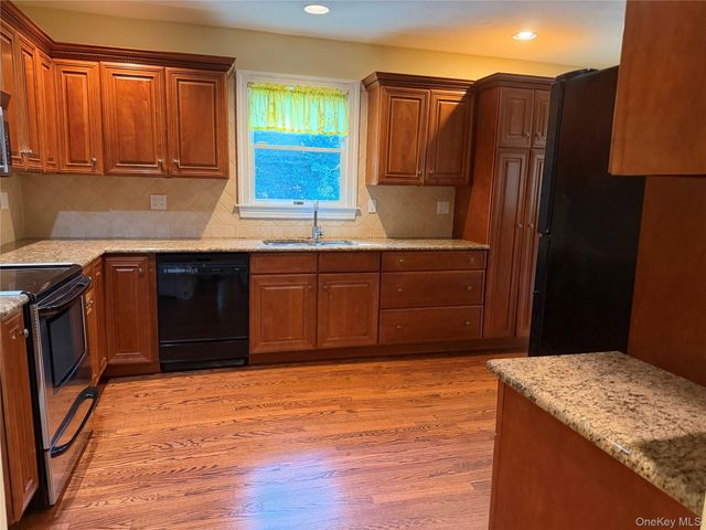 60 Oaktree Lane, Manhasset, NY 11030