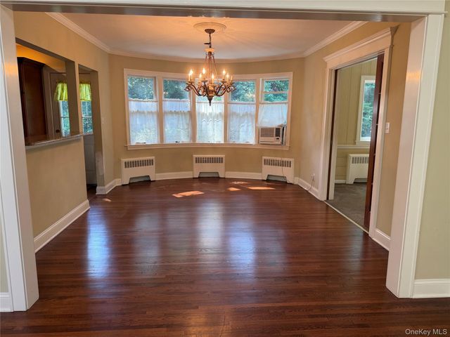 60 Oaktree Lane, Manhasset, NY 11030